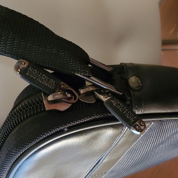 Kenneth Cole Reaction R-Tech Vinyl Laptop Case/Messenger Bag - Picture 3 of 10